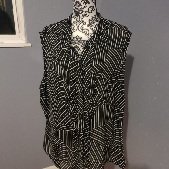 Worthington Black White Geometric Ruffle Front Top - Picture 6 of 9